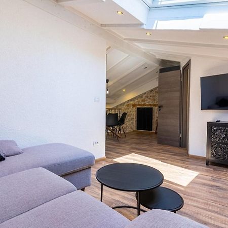 Apartments Rose Cres Bagian luar foto
