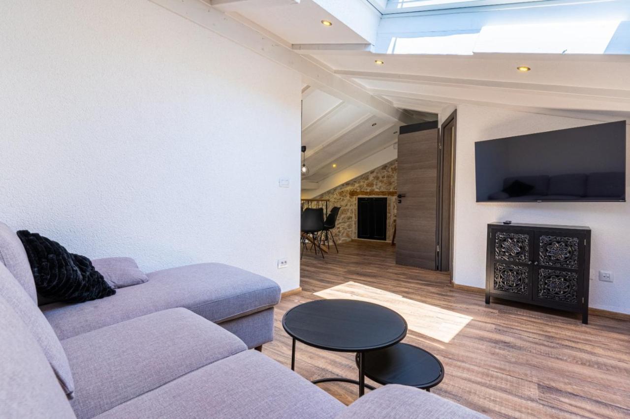Apartments Rose Cres Bagian luar foto