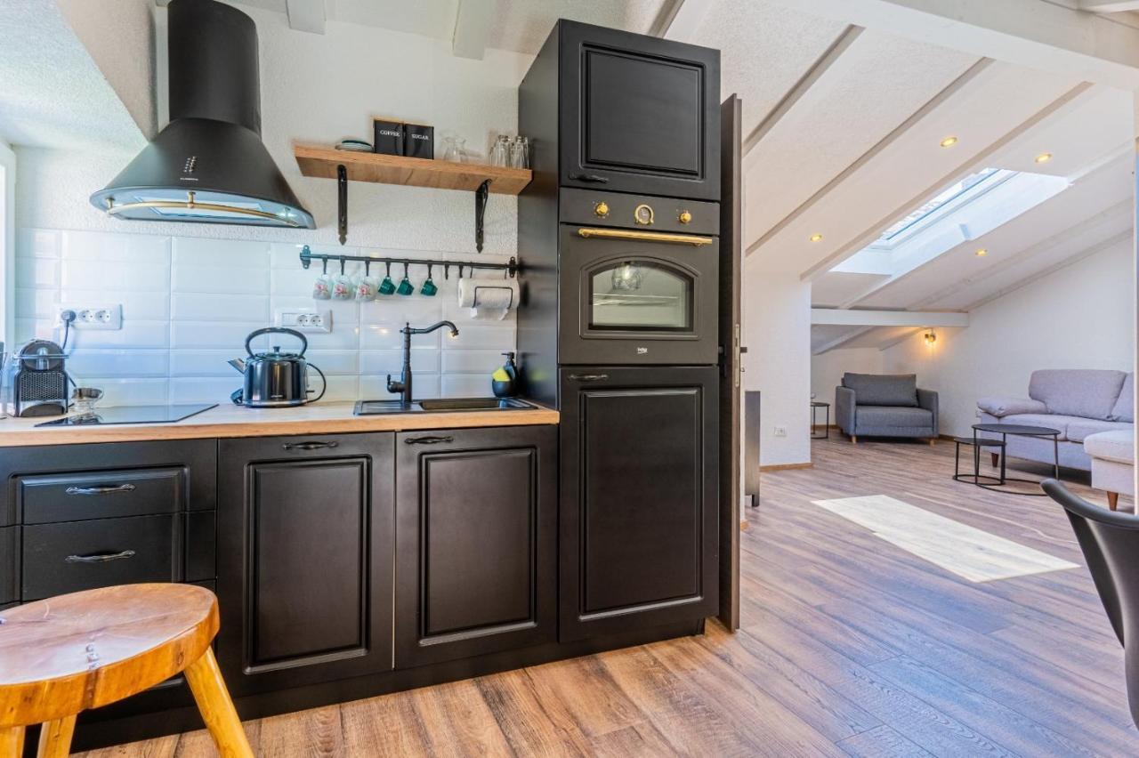 Apartments Rose Cres Bagian luar foto