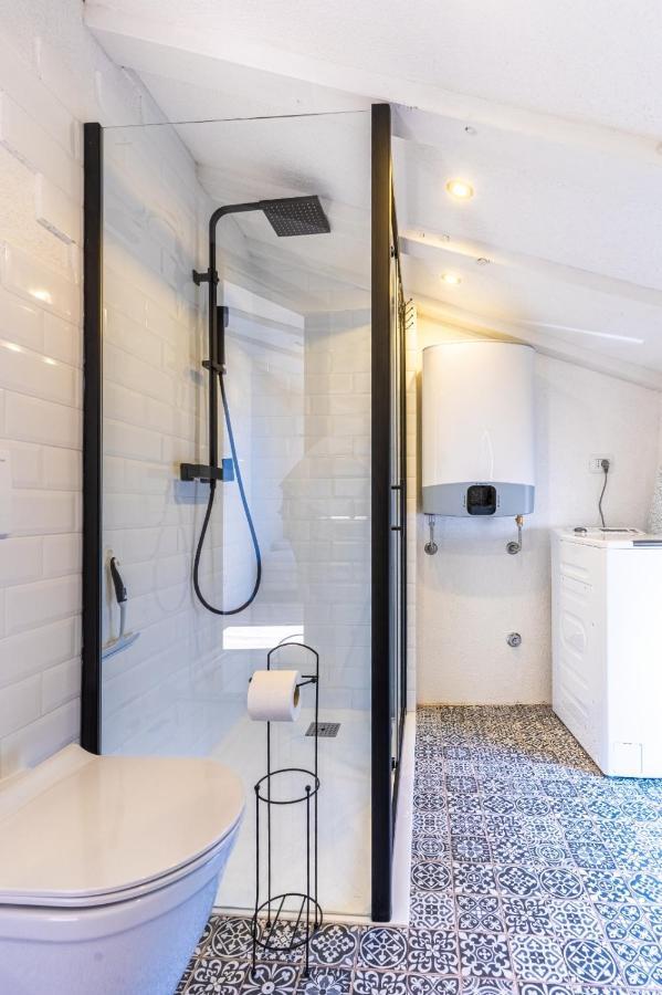 Apartments Rose Cres Bagian luar foto