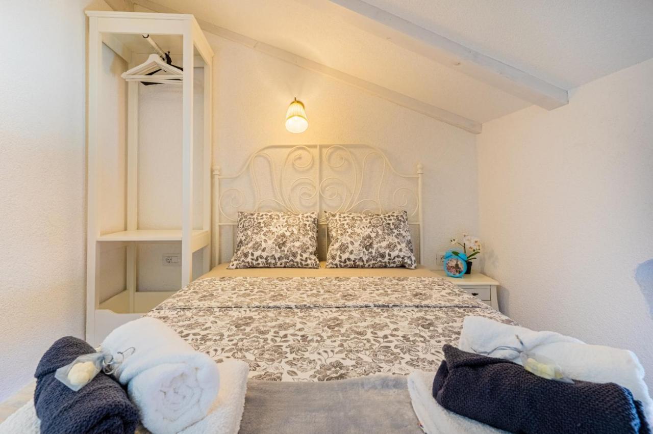 Apartments Rose Cres Bagian luar foto