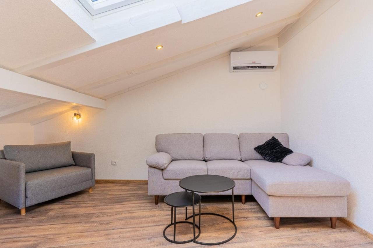 Apartments Rose Cres Bagian luar foto