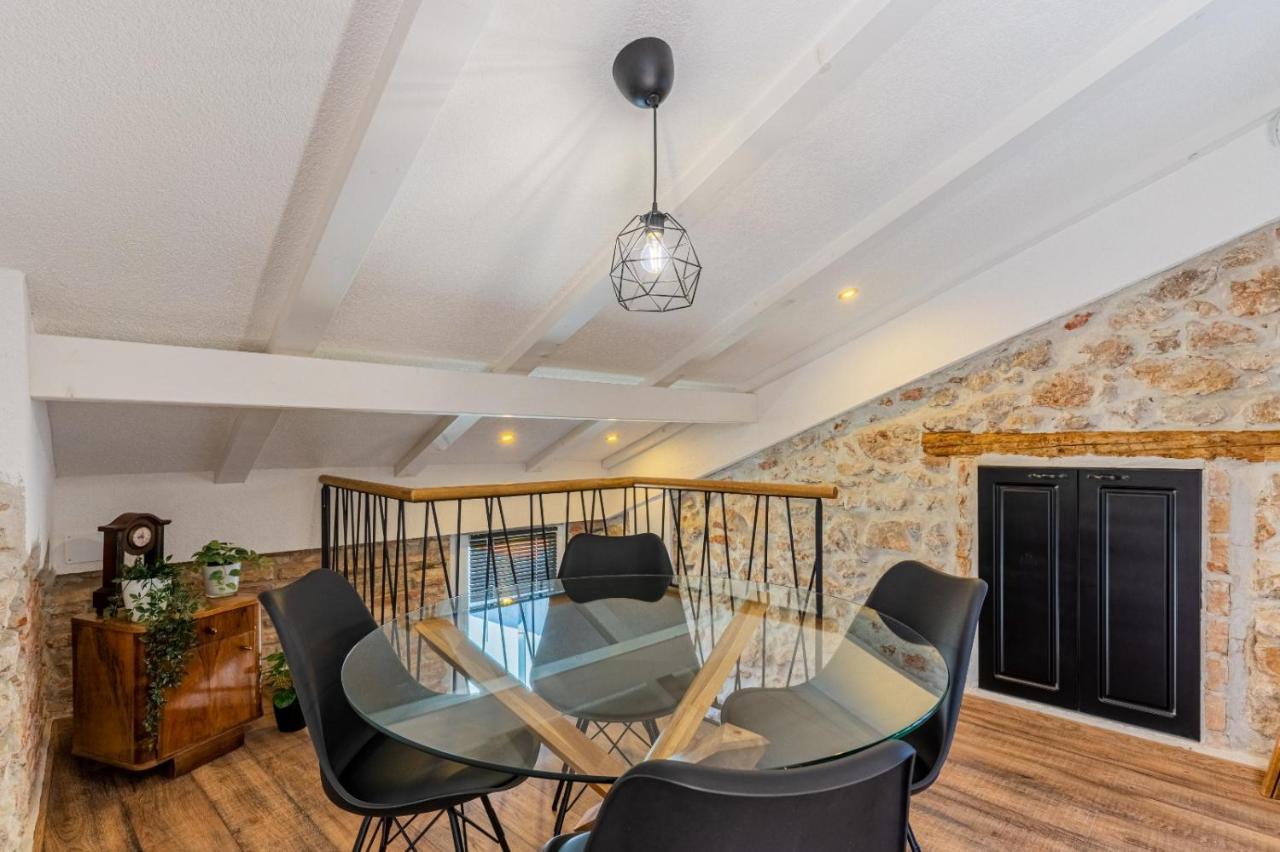 Apartments Rose Cres Bagian luar foto