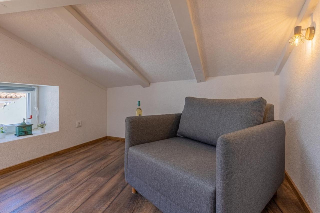 Apartments Rose Cres Bagian luar foto