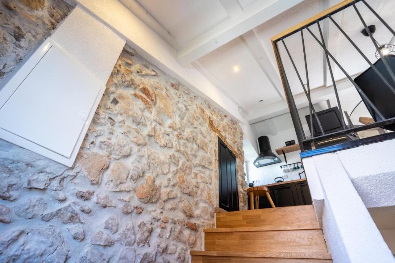 Apartments Rose Cres Bagian luar foto