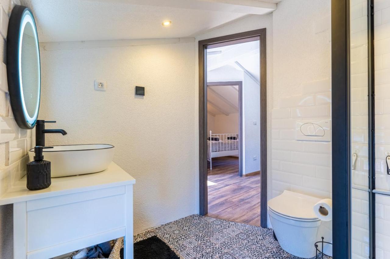 Apartments Rose Cres Bagian luar foto
