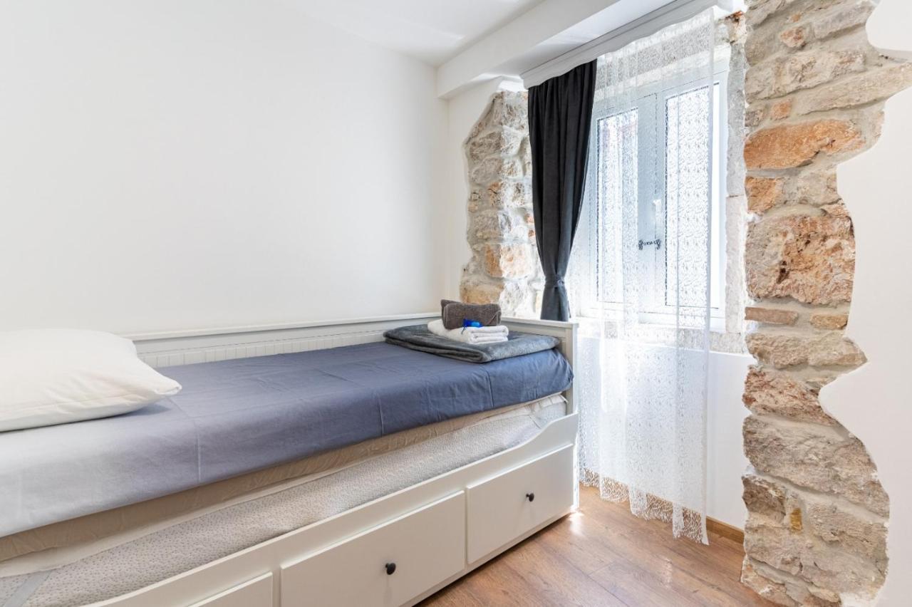 Apartments Rose Cres Bagian luar foto